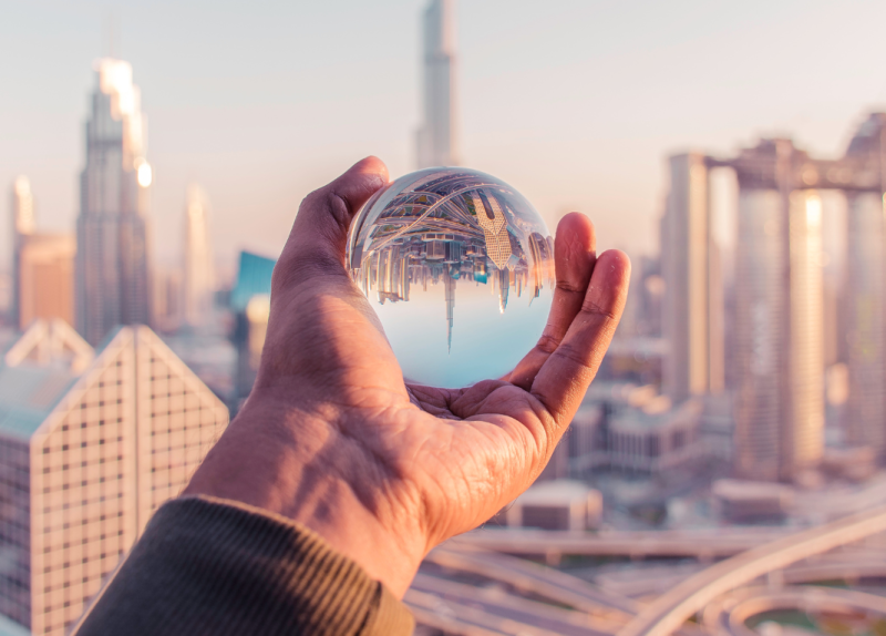 Stadt spiegelt sich in Kugel Stadt spiegelt sich in Kugel